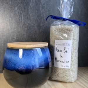 pot à sel de Noirmoutier , couleur bleu foncé et noir, avec un sachet de 500g de Gros sel.
