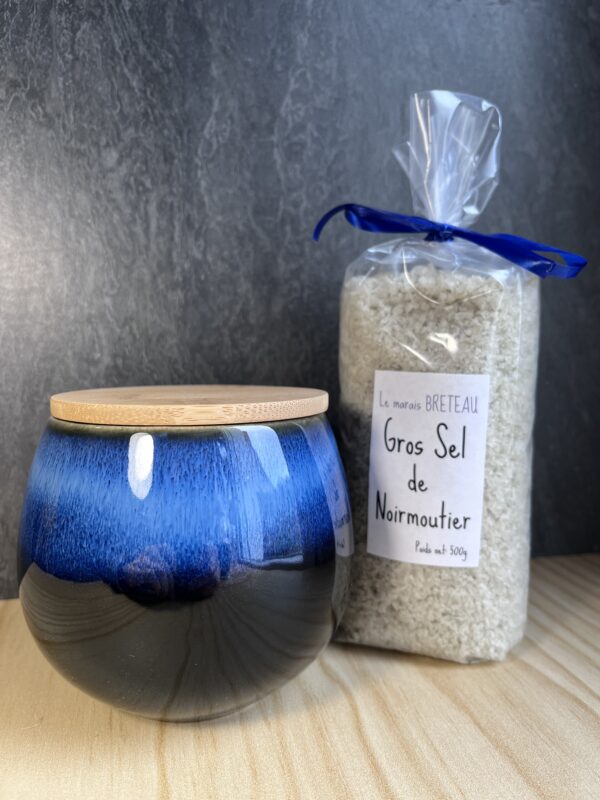 pot à sel de Noirmoutier , couleur bleu foncé et noir, avec un sachet de 500g de Gros sel.