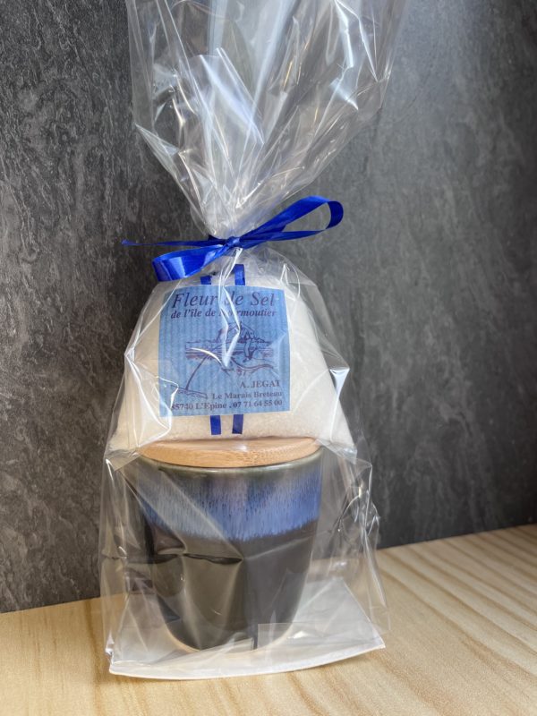 pot en gré artisanal émaillé grand bleu et fleur de sel de Noirmoutier emballé